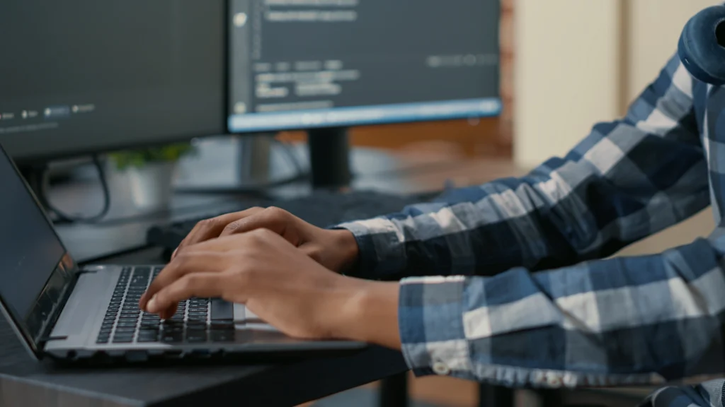 Diseñadores web analizando la interfaz de un proyecto