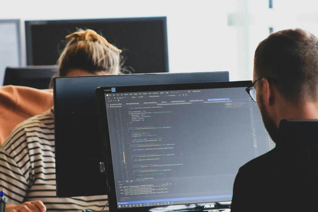 Diseñadores web analizando la interfaz de un proyecto