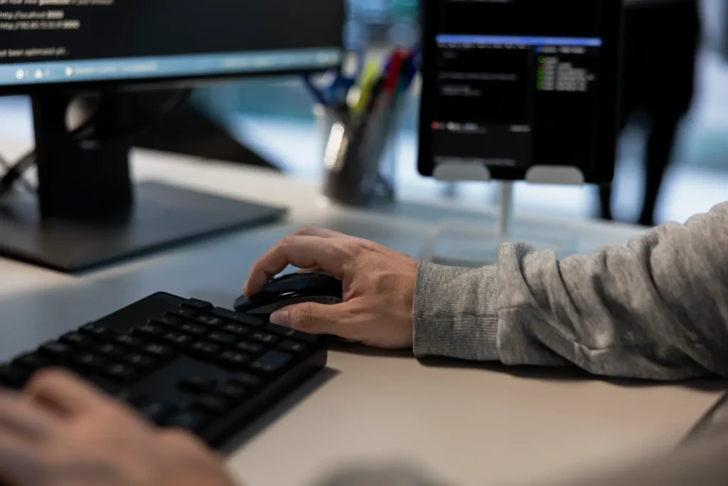 Diseñadores web analizando la interfaz de un proyecto