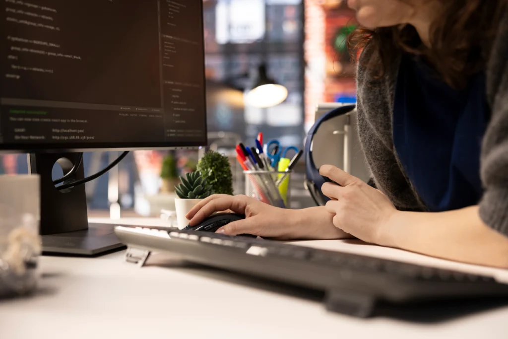 Diseñadores web analizando la interfaz de un proyecto
