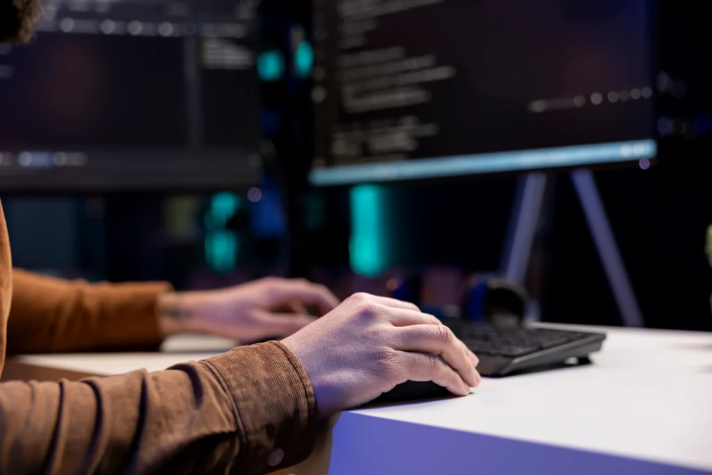 Diseñadores web analizando la interfaz de un proyecto
