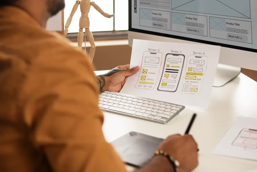 Diseñadores web analizando la interfaz de un proyecto