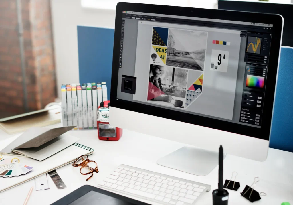 Diseñadores web analizando la interfaz de un proyecto